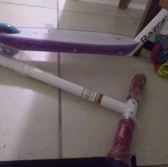 New unused Authentic Razor Scooter. - Picture 2 of 2
